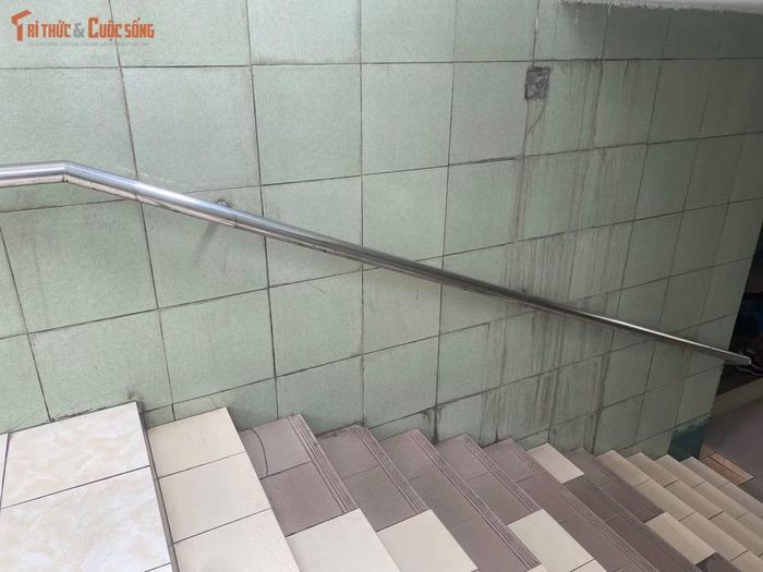 Đi sâu vào lòng hầm, tường ốp gạch men nhiều nơi đã bong tróc, ẩm mốc và hoen ố.