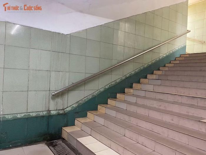 Bên cạnh đó, tâm lý e ngại không gian ngầm thiếu ánh sáng, lo ngại an ninh hay cảm giác bất an khi lan can lung lay, nền trơn trượt cũng là rào cản lớn khiến công trình này bị "chê".