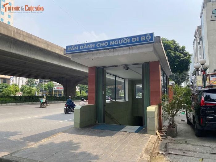 Theo các chuyên gia quy hoạch và giao thông, để kéo người dân trở lại với hầm bộ hành, cơ quan quản lý cần khẩn trương rà soát, duy tu và sửa chữa dứt điểm các hạng mục xuống cấp. Đồng thời, cần nghiên cứu tích hợp thêm các tiện ích hiện đại, tối ưu lối tiếp cận gắn với nhà chờ xe buýt và các phương tiện công cộng, đưa hầm bộ hành thực sự trở thành lộ trình an toàn, thuận tiện và thân thiện đối với người đi bộ Thủ đô.