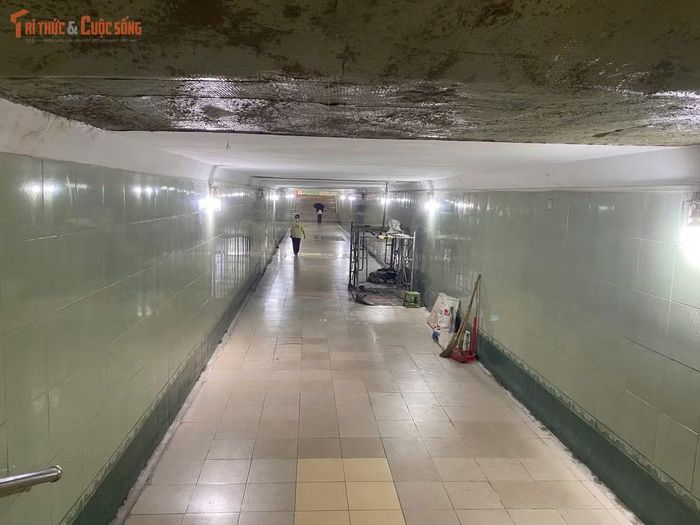 Mặt sàn và các bậc thang nhiều chỗ cũng trong tình trạng lở loét, nứt vỡ hoặc ẩm trơn, tiềm ẩn nguy cơ vấp ngã cao. Một số điểm còn bị chiếm dụng làm nơi nghỉ ngơi, ngủ trưa hoặc tập thể dục thay vì phục vụ mục đích giao thông chính.