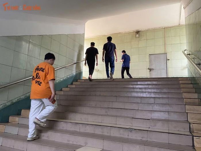 Trái ngược hoàn toàn với cảnh xe cộ nườm nượp, chen chúc và tiềm ẩn nhiều nguy cơ tai nạn phía trên mặt đường, bên dưới các hầm đi bộ lại là khung cảnh vắng lặng đến đìu hiu.