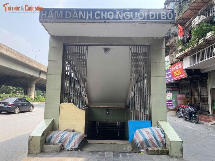 Nhiều người dân thừa nhận vẫn có thói quen băng cắt trực tiếp qua làn đường đông đúc vì ngại việc phải đi bộ vòng xuống hầm, leo cầu thang dốc tốn sức và mất thời gian.