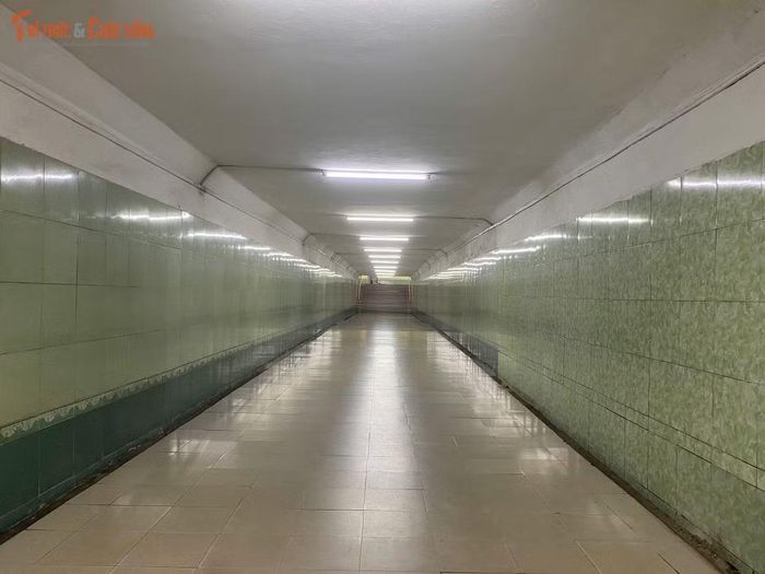 Không gian bên dưới nhìn chung thoáng mát, sạch sẽ.