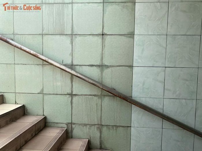  Hệ thống lan can, tay vịn kim loại bị hoen rỉ, nhiều điểm nối lung lay, thậm chí đứt gãy gỉ sét tạo mối nguy hiểm cho người vịn.