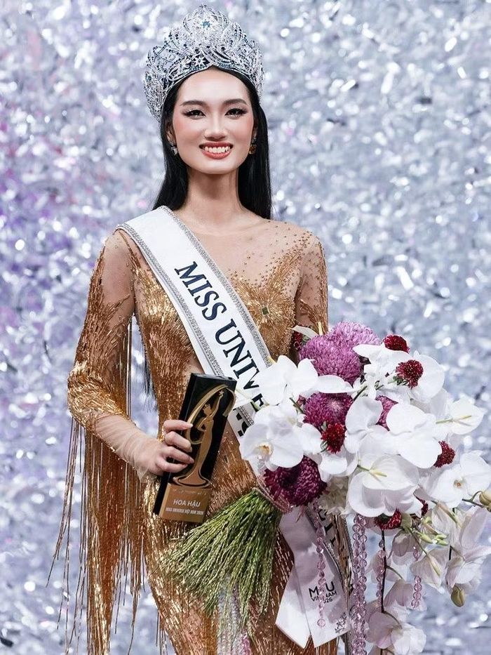 Ảnh 1: Nguyễn Quỳnh Anh rạng rỡ trong khoảnh khắc đăng quang Miss Universe Vietnam 2026. Người đẹp diện trang phục dạ hội ánh kim, nhận vương miện và bó hoa sau khi được xướng tên ở vị trí cao nhất. Ảnh: Miss Universe Vietnam.