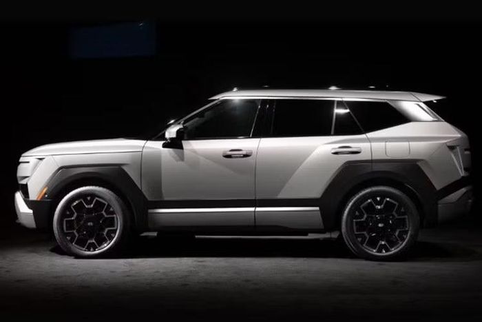 Khác với PHEV, EREV sử dụng mô-tơ điện để dẫn động bánh xe, trong khi động cơ xăng chỉ đóng vai trò máy phát điện để sạc pin.