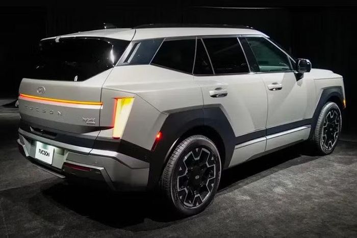 Bộ pin của EREV dự kiến lớn hơn PHEV nhưng vẫn nhỏ hơn xe điện thuần túy, qua đó tạo ra sự cân bằng giữa phạm vi chạy điện, trọng lượng và chi phí.