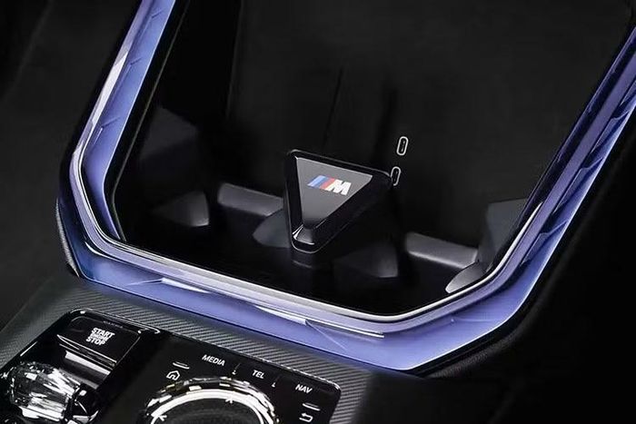 Những phiên bản khác trong dòng SUV hạng sang BMW X3 đều sẽ được nâng cấp nội thất từ tháng 12/2026. Trong đó, mặt táp-lô sẽ có thiết kế đường chỉ khâu mới. Bề mặt khu vực phía trước màn hình trung tâm sẽ được phủ PVC Softskin.