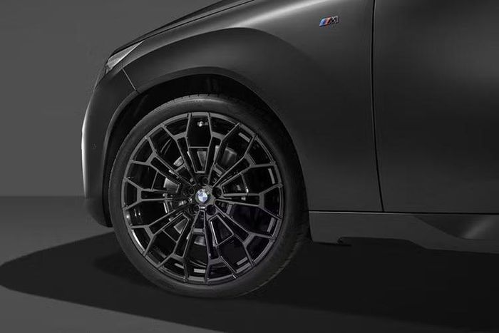 Tiếp đến là gói Black Package, bao gồm các chi tiết thiết kế ngoại thất và nội thất màu tối. Đáng chú ý nhất là bộ mâm hợp kim Polygon 1134 M Black kích thước 22 inch, lớn hơn 1 inch so với trang bị tiêu chuẩn của X3 M50 xDrive.