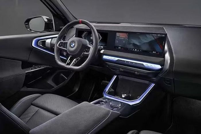 Phong cách tối màu tiếp tục được áp dụng trong khoang nội thất của BMW X3 M50 xDrive Black Package. Tại đây, một số khu vực trên mặt táp-lô phía người lái, màn hình trung tâm và khay sạc điện thoại không dây được bọc Alcantara màu đen BMW Individual. Chất liệu này cũng xuất hiện trên ốp cửa và bệ tỳ tay trung tâm.