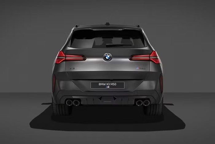 Bên cạnh đó, tất cả các phiên bản được trang bị gói M Sport và các phiên bản M Performance của BMW X3 sẽ có thêm bậc cửa màu bạc đậm với logo M màu đen.