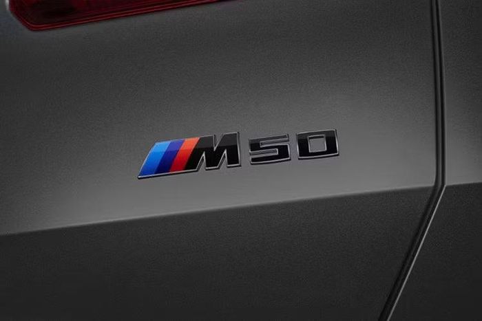 Phía sau bộ mâm là cùm phanh M Sport cũng được sơn màu đen bóng. Mỗi cùm phanh đều đi kèm logo M đơn sắc. Những logo này cùng với tem chữ nổi trên BMW X3 M50 xDrive Black Package đều được sơn màu đen với viền bạc.