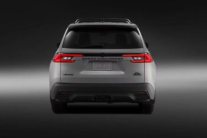 Toyota đồng thời loại bỏ hai phiên bản Hybrid Nightshade Edition và Hybrid Max Limited khỏi danh mục Grand Highlander 2027. Phiên bản Platinum sử dụng động cơ 4 xi-lanh tăng áp 2.4L, công suất 265 mã lực, được trang bị bộ mâm 20 inch mới với thiết kế hai tông màu.