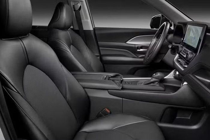 Toyota Grand Highlander Woodland Edition có giá khởi điểm 48.780 USD, được cung cấp độc quyền với hệ dẫn động bốn bánh và hệ truyền động hybrid. Hệ thống này kết hợp động cơ xăng 4 xi-lanh 2.5L, pin nickel-metal hydride, mô-tơ điện và hộp số biến thiên vô cấp điều khiển điện tử (e-CVT). Tổng công suất đạt 245 mã lực.