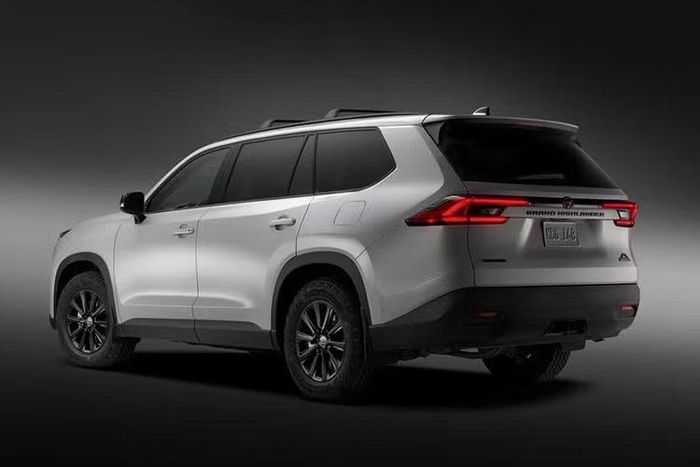 Khoang cabin của Grand Highlander Woodland Edition được phát triển dựa trên phiên bản XLE, đồng thời bổ sung một số trang bị riêng. Đáng chú ý là hộp làm mát tích hợp cụm điều khiển ở hàng ghế thứ hai, có thể chứa tối đa 6 lon nước 12 ounce (khoảng 355 ml) và có thể tháo rời.