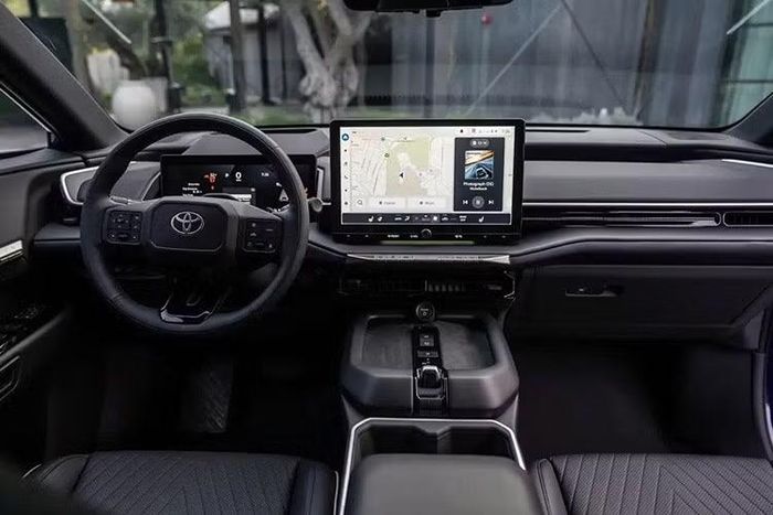 Xe cũng được trang bị thảm sàn dành cho mọi điều kiện thời tiết, khay chứa đồ khoang hành lý với các vách ngăn có thể bật lên, vô-lăng sưởi và hệ thống đèn nội thất được nâng cấp. Hàng ghế thứ hai sử dụng hai ghế thương gia độc lập, trong khi cabin có thêm ổ cắm điện 120V/1.500W.