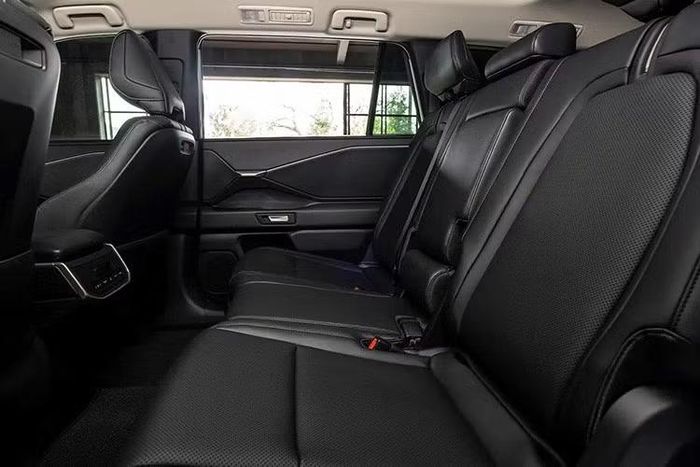 Bên cạnh Woodland Edition, phiên bản Grand Highlander Hybrid Max Platinum có giá 60.475 USD cũng được cập nhật cho đời 2027. Các chi tiết mạ chrome, bạc và xám kim loại trên phiên bản trước được thay thế bằng nhiều chi tiết màu đen, bao gồm cả ốp gương chiếu hậu và ăng-ten vây cá mập.