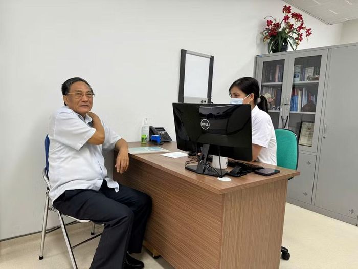 Bác sĩ tư vấn cho bệnh nhân - Ảnh BVCC