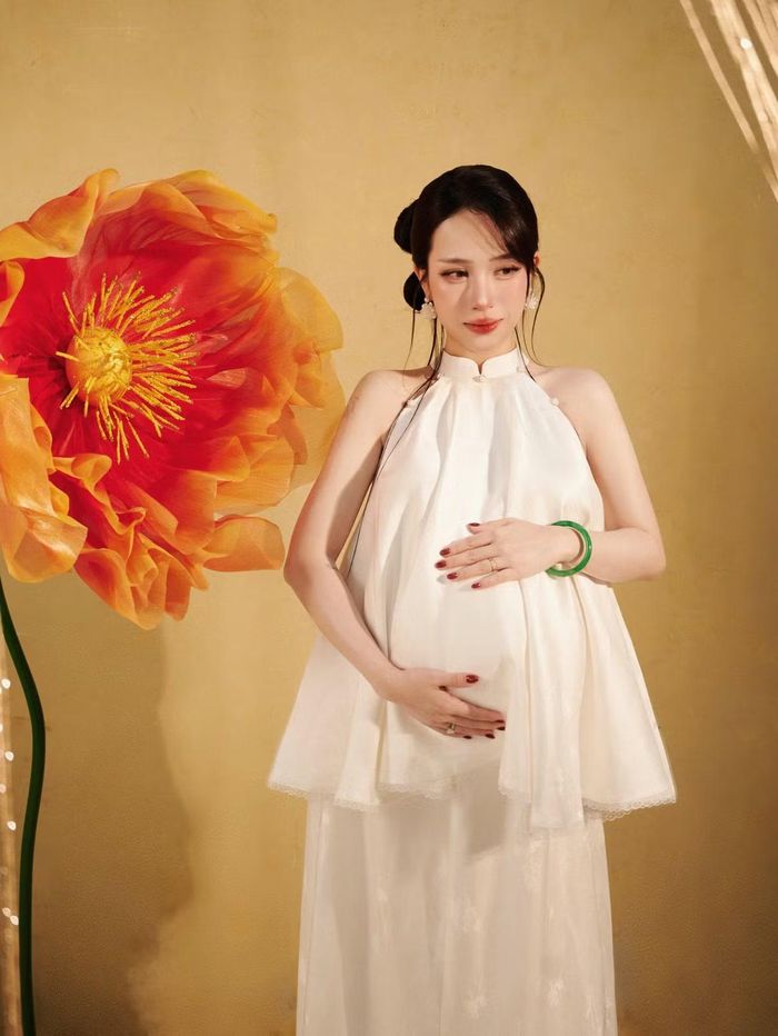Nhiều khán giả còn dành lời khen Joyce Phạm "hợp chửa", cho rằng nhan sắc của cô ngày càng nổi bật mỗi lần mang thai. Phong thái tươi tắn và nguồn năng lượng tích cực cũng trở thành điểm thu hút trong những lần xuất hiện của người đẹp. Ảnh: FB Phạm Trần Nguyễn Minh Phạm