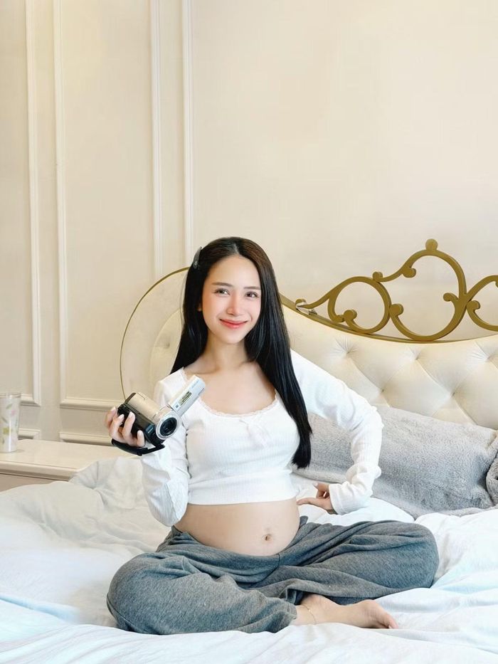 Các bộ ảnh bầu của Joyce Phạm thường được chuẩn bị kỹ lưỡng từ trang phục, cách tạo dáng đến bối cảnh. Khi lựa chọn phong cách ngọt ngào, thanh lịch, lúc khác cô lại gây chú ý với hình ảnh quyến rũ. Ảnh: FB Phạm Trần Nguyễn Minh Phạm