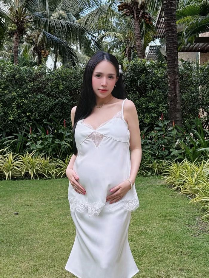 Ở những tháng cuối thai kỳ, người đẹp Gen Z tích cực thực hiện các bộ ảnh bầu. Dù vòng 2 ngày càng lớn và "vượt mặt", Joyce Phạm vẫn giữ được thần thái tự tin cùng vóc dáng nổi bật. Ảnh: FB Phạm Trần Nguyễn Minh Phạm