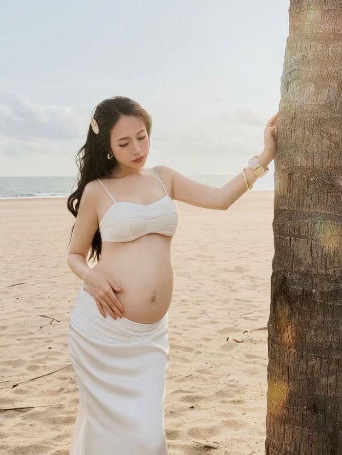 Đáng chú ý, trong những bức ảnh chụp cận, bà bầu khoe vòng bụng láng mịn, gần như không để lộ dấu hiệu rạn da. Loạt hình nhanh chóng nhận được nhiều lời khen từ cư dân mạng dành cho nhan sắc của mẹ bầu. Ảnh: FB Phạm Trần Nguyễn Minh Phạm