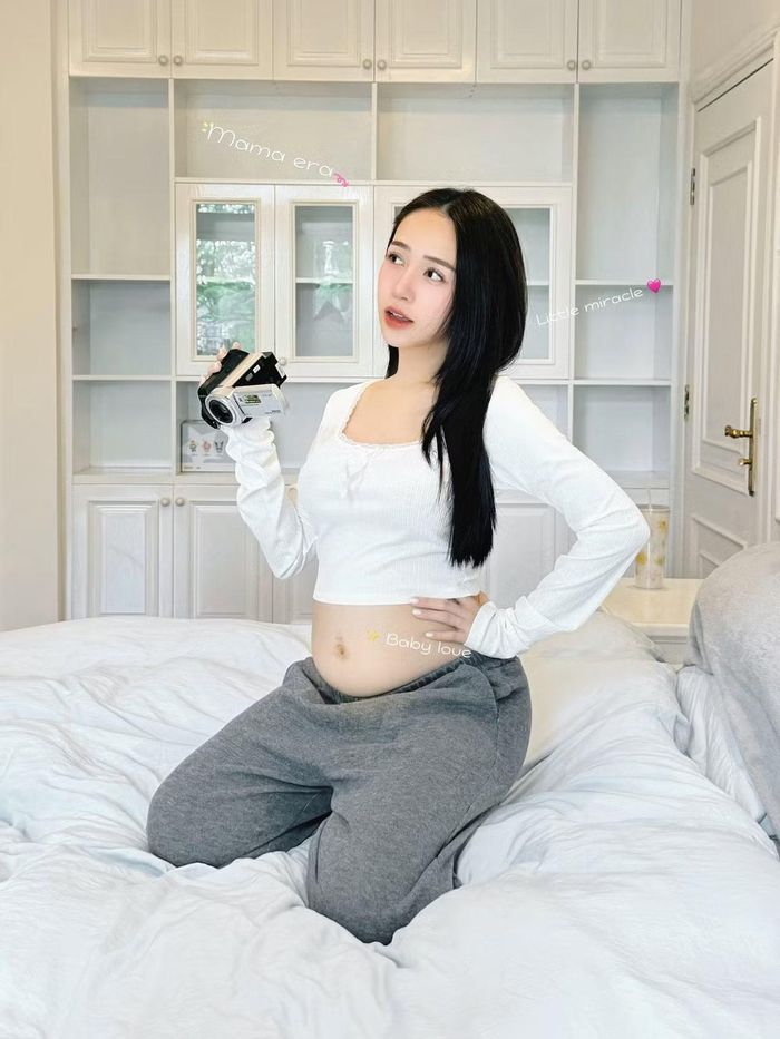 Không chỉ chăm chút hình ảnh, Joyce Phạm còn có một thai kỳ khá năng động. Trong thời gian mang bầu lần 5, cô vẫn thường xuyên đi du lịch và tham gia hỗ trợ các hoạt động kinh doanh của gia đình. Ảnh: FB Phạm Trần Nguyễn Minh Phạm