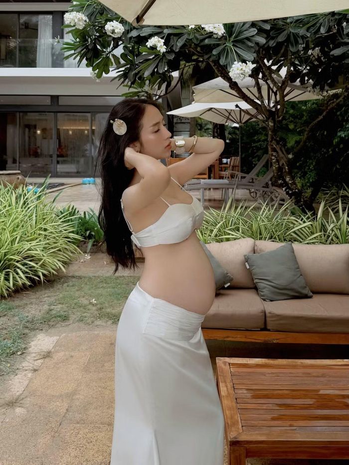 Ngoài vòng 2 nhô lên rõ rệt, vóc dáng của Joyce Phạm không thay đổi quá nhiều. Cô vẫn sở hữu tay chân thon gọn, gương mặt hài hòa và đường nét được nhận xét là giữ được vẻ rạng rỡ trong thai kỳ. Ảnh: FB Phạm Trần Nguyễn Minh Phạm