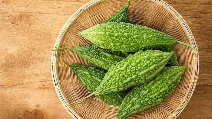 Khổ qua có vị đắng đặc trưng nhưng lại cung cấp vitamin C, folate và chất xơ. Loại quả này thường xuất hiện trong các món như khổ qua nhồi thịt, khổ qua xào trứng hoặc thái mỏng ăn kèm thịt bò. Khi chế biến đúng cách, vị đắng đặc trưng kết hợp với nguyên liệu giàu đạm có thể tạo nên món ăn vừa ngon miệng vừa cân đối hơn về dinh dưỡng. Ảnh: Điện máy XANH