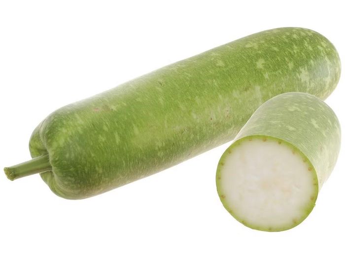 Quả bầu chứa nhiều nước, vitamin C và một lượng chất xơ đáng kể, trong khi năng lượng tương đối thấp. Bầu thường được nấu canh với tôm, nghêu hoặc thịt băm để tạo vị ngọt tự nhiên. Ngoài ra, bầu xào trứng cũng là món đơn giản, dễ thực hiện và phù hợp cho bữa cơm hằng ngày. Ảnh: Bách hoá XANH