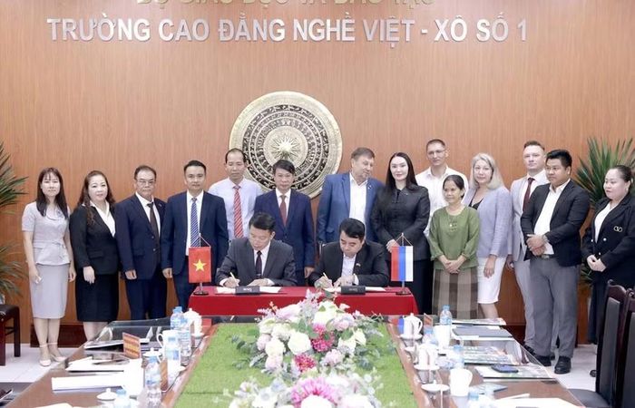 Trường CĐ Nghề Việt - Xô số 1 ký thỏa thuận hợp tác với các tổ chức, doanh nghiệp đến từ Liên bang Nga. Ảnh: CĐ Việt - Xô số 1