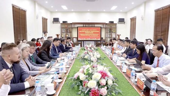 Quang cảnh buổi làm việc giữa Trường CĐ Nghề Việt - Xô số 1 với các tổ chức, doanh nghiệp đến từ Liên bang Nga. Ảnh: CĐ Việt - Xô số 1