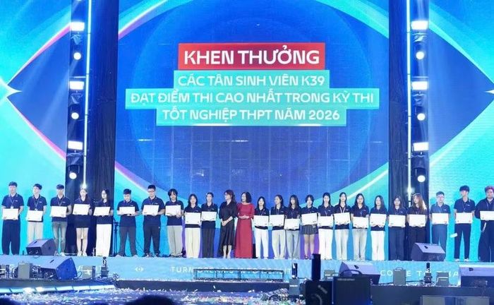 Trường Đại học Thăng Long đã vinh danh và khen thưởng các tân sinh viên K39 có điểm đầu vào cao nhất đến từ 25 chương trình đào tạo.