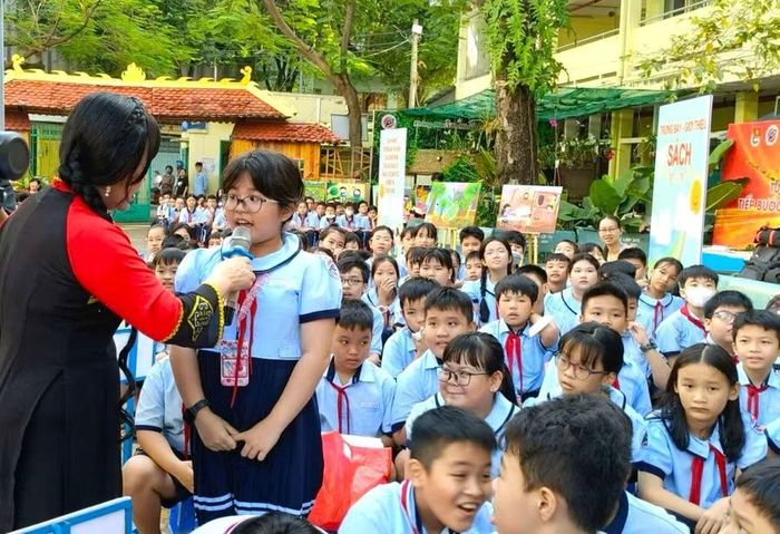 Học sinh Trường Tiểu học Phú Thọ tham gia hoạt động triển lãm sách do nhà trường tổ chức.