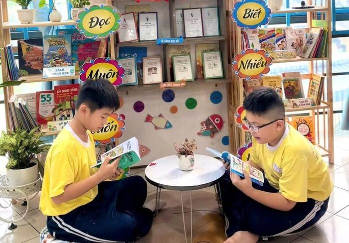 Học sinh Trường Tiểu học Lương Thế Vinh đọc sách trong giờ ra chơi