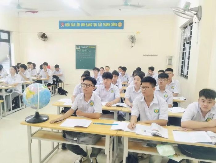 Học sinh Trường THPT Đào Duy Từ, tỉnh Thanh Hóa trong giờ Địa lí.