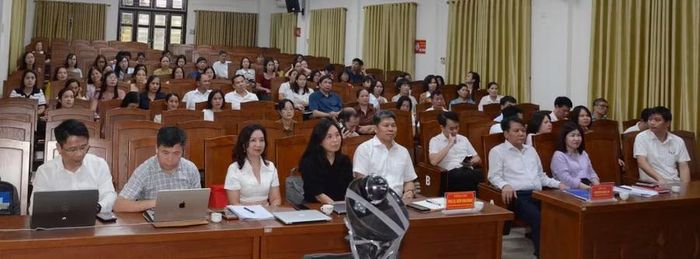 Trường ĐH Sư phạm Hà Nội tham gia tập huấn, chia sẻ kinh nghiệm về triển khai giáo dục STEM, xây dựng môi trường sử dụng tiếng Anh và phát triển năng lực đội ngũ giáo viên đáp ứng yêu cầu đổi mới cho Sở GD&ĐT Hưng Yên. Ảnh NC.