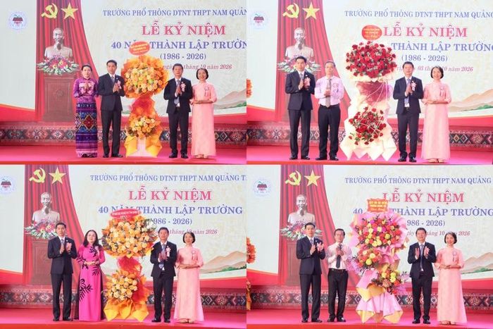 Nhà trường đón nhận hoa chúc mừng từ các cơ quan, đơn vị.