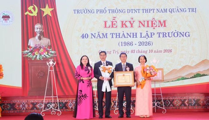 TS. Lê Thị Hương, Giám đốc Sở GD&ĐT tỉnh Quảng Trị trao Bằng khen của Bộ trưởng Bộ GD&ĐT tặng Trường PTDTNT THPT Nam Quảng Trị.