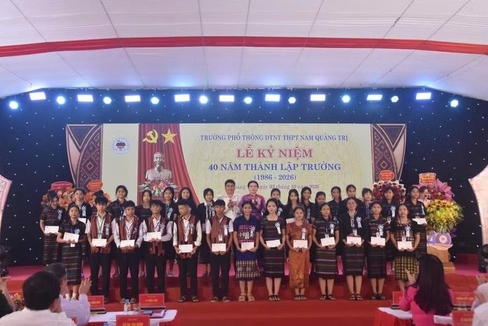 Trao tặng học bổng cho học sinh nhân dịp kỷ niệm 40 năm thành lập trường.