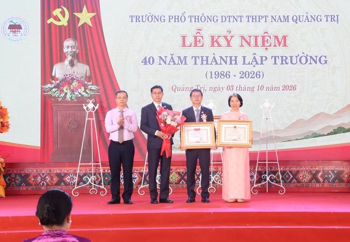 Ông Nguyễn Trần Huy, Phó Chủ tịch HĐND tỉnh trao Bằng khen và danh hiệu Tập thể lao động xuất sắc của UBND tỉnh tặng nhà trường.