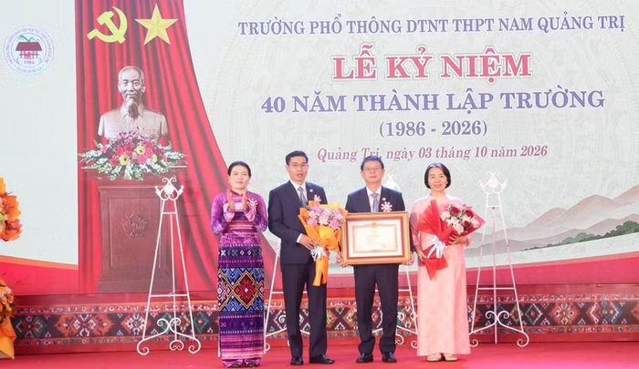 Bà Ly Kiều Vân, Trưởng ban Nội chính Tỉnh ủy trao Bằng khen của Thủ tướng Chính phủ tặng nhà trường nhân dịp kỷ niệm 40 năm.