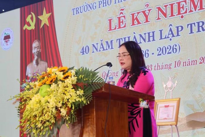 TS Lê Thị Hương, Giám đốc Sở GD&ĐT ghi nhận những thành tích nổi bật của nhà trường trong dạy và học.