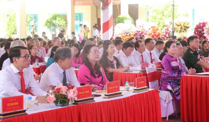 Lãnh đạo tỉnh, Sở GD&ĐT và các sở, ngành tham dự lễ.