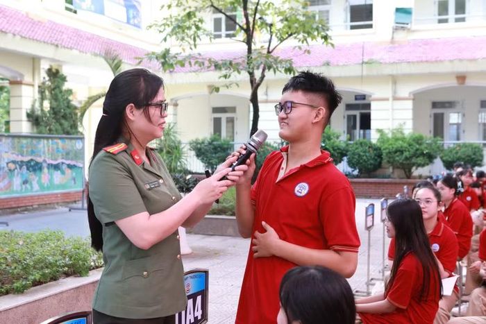 Nhiều câu hỏi được học sinh nêu ra với báo cáo viên.