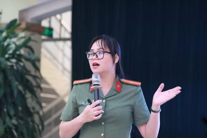 Thiếu tá Lê Quỳnh Mai nêu bật ý nghĩa của việc trang bị kiến thức pháp luật cho học sinh, sinh viên.
