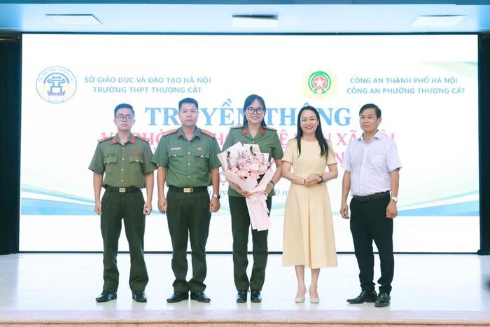 Lãnh đạo nhà trường tặng hoa cảm ơn các vị khách mời.