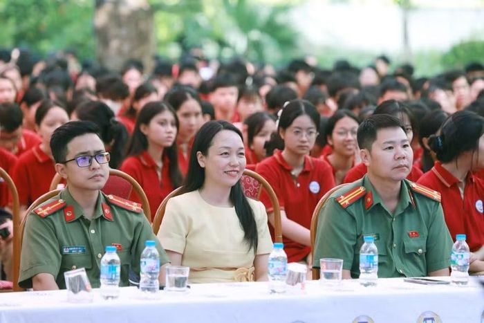 Cán bộ Công an phường Thượng Cát cùng lãnh đạo nhà trường tại chương trình.