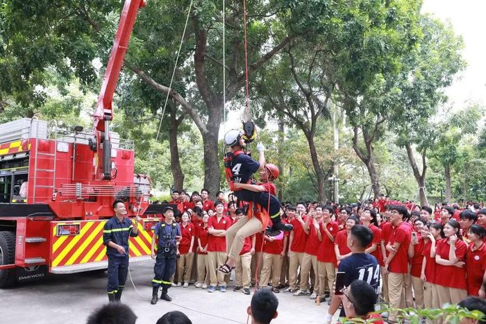 Các kỹ năng an toàn khi thoát khỏi đám cháy bằng dây tời được các chiến sĩ Công an hướng dẫn tỉ mỉ.