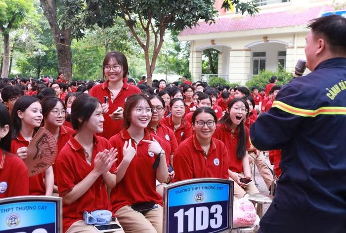 Nhiều câu hỏi liên quan đến kỹ năng xử lý, thoát hiểm khi có sự cố cháy nổ được các em học sinh nêu ra cho diễn giả.